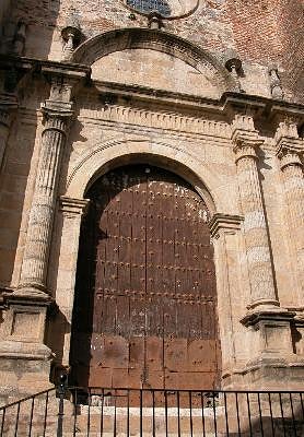Imagen secundaria 2 - Plaza arochena y la iglesia de Nuestra Señora de la Asunción