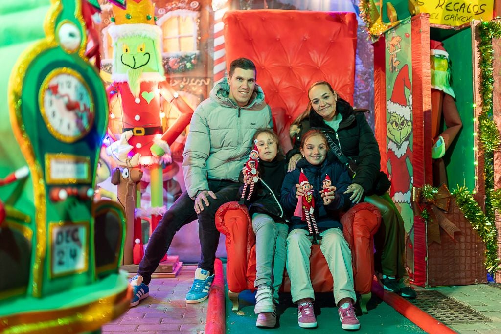 Las mejores imágenes de la inauguración de la Casa del Grinch de Corrales