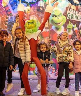 Imagen secundaria 2 - La Casa del Grinch hace de Corrales nuevamente uno de los epicentros de la Navidad en Huelva