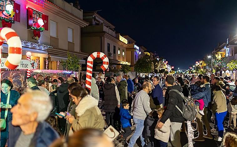 Imagen principal - La Casa del Grinch hace de Corrales nuevamente uno de los epicentros de la Navidad en Huelva