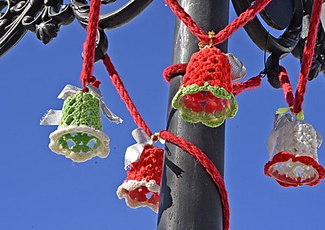 Imagen secundaria 1 - Un pueblo de cuento navideño que se viste de ganchillo desde hace una década en la Sierra de Aracena