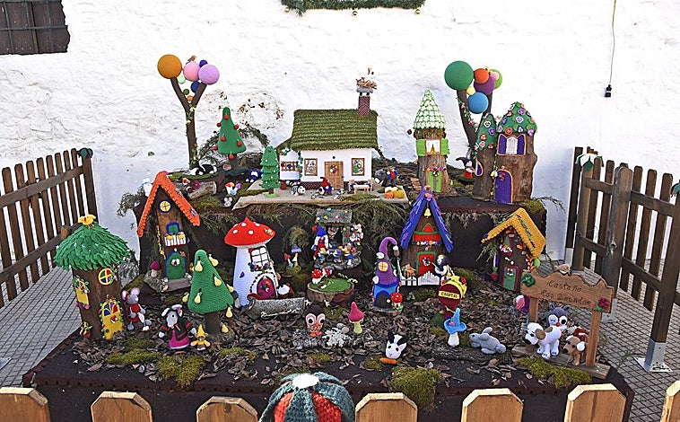 Imagen principal - Un pueblo de cuento navideño que se viste de ganchillo desde hace una década en la Sierra de Aracena