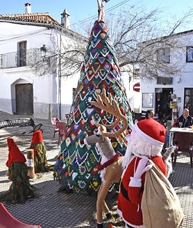 Imagen secundaria 2 - Un pueblo de cuento navideño que se viste de ganchillo desde hace una década en la Sierra de Aracena