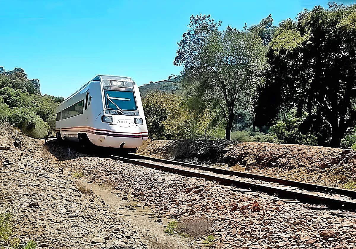 Un tren circulando por la línea Huelva-Zafra