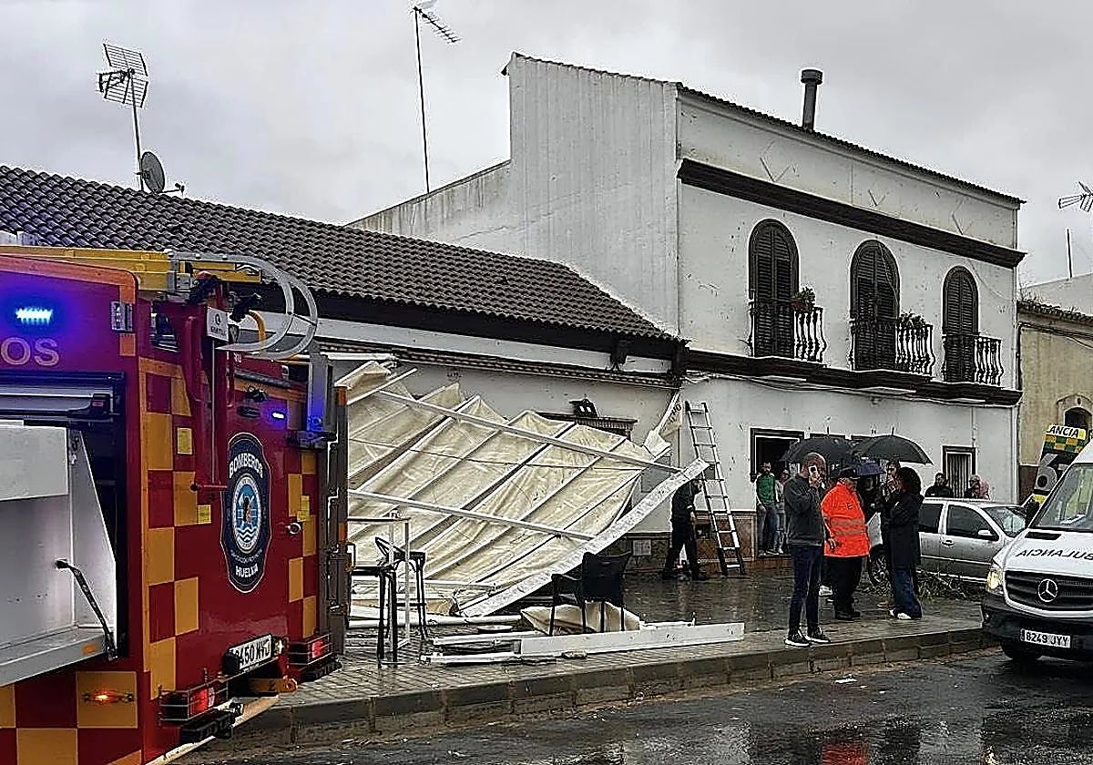 Toldo caído por el tornado registrado en Gibraleón