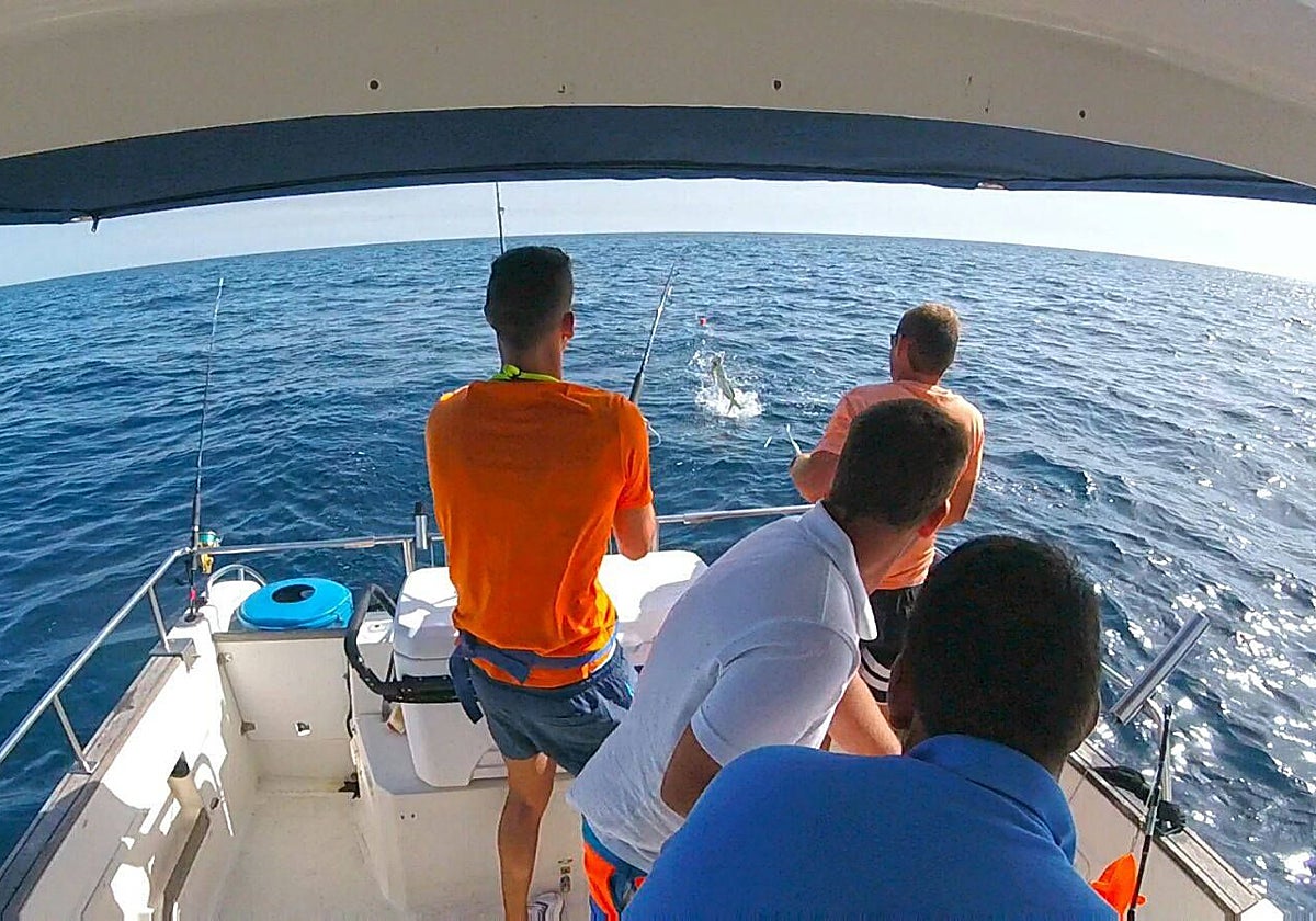 Aficionados a la pesca en barco
