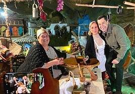 Juanma Moreno se ha fotografiado con los figurantes del Belén Viviente de Beas