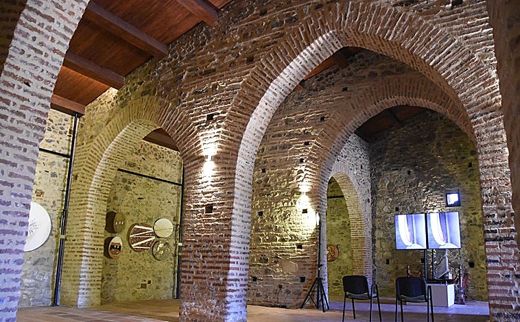 Imagen principal - La ermita medieval de Las Virtudes, y abajo el edificio del Cabildo viejo (izquierda) y el mural dedicado a las abuelas