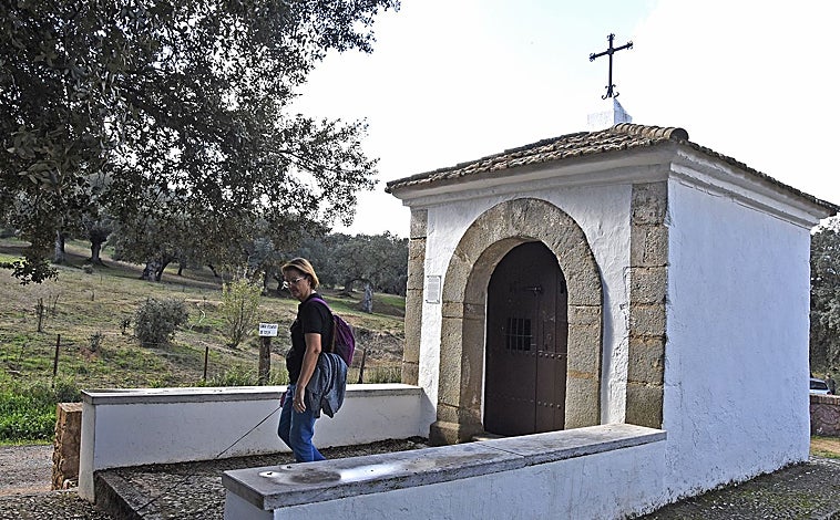 Imagen principal - El Humilladero del Cristo, y más abajo el puente sobre el Múrtiga y un monumento en La Nava
