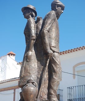 Imagen secundaria 2 - El Humilladero del Cristo, y más abajo el puente sobre el Múrtiga y un monumento en La Nava