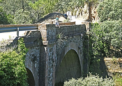 Imagen secundaria 1 - El Humilladero del Cristo, y más abajo el puente sobre el Múrtiga y un monumento en La Nava