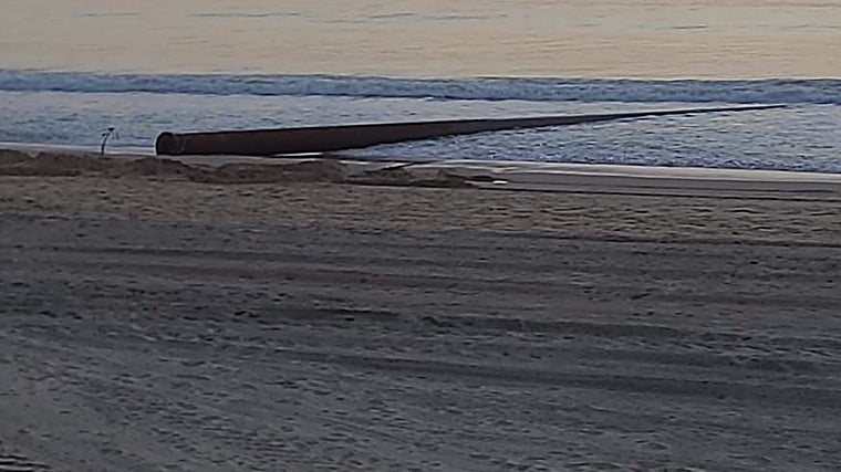 El caño de la draga de Matalascañas el pasado lunes por la tarde-noche