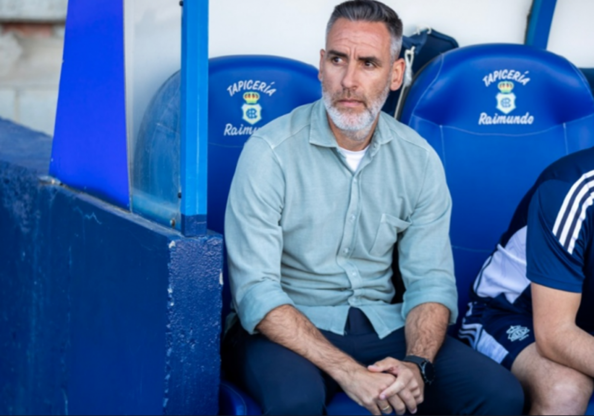 Abel Gómez en el banquillo junto a su ayudante en el Recre-Xerez DFC
