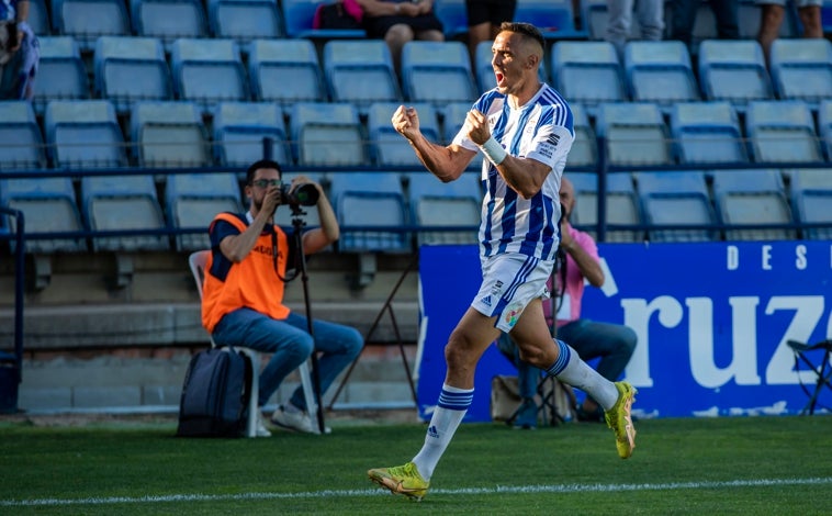 Imagen principal - Pablo Caballero (arriba) fue autor de dos goles. Uno antes del descanso y otro en el primer minuto de la segunda parte. Abajo, Sergio Chinchilla, autor del tercer gol y muy activo en el encuentro. Al lado, Antonio Salinas, firmó una gran asistencia en el segundo gol.