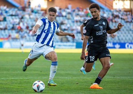 Imagen secundaria 1 - Pablo Caballero (arriba) fue autor de dos goles. Uno antes del descanso y otro en el primer minuto de la segunda parte. Abajo, Sergio Chinchilla, autor del tercer gol y muy activo en el encuentro. Al lado, Antonio Salinas, firmó una gran asistencia en el segundo gol.