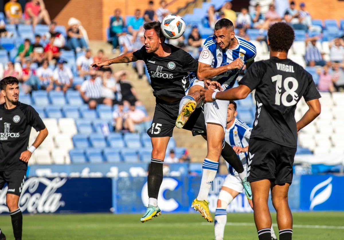 Pablo Caballero rematando de cabeza durante el Recre-Torremolinos