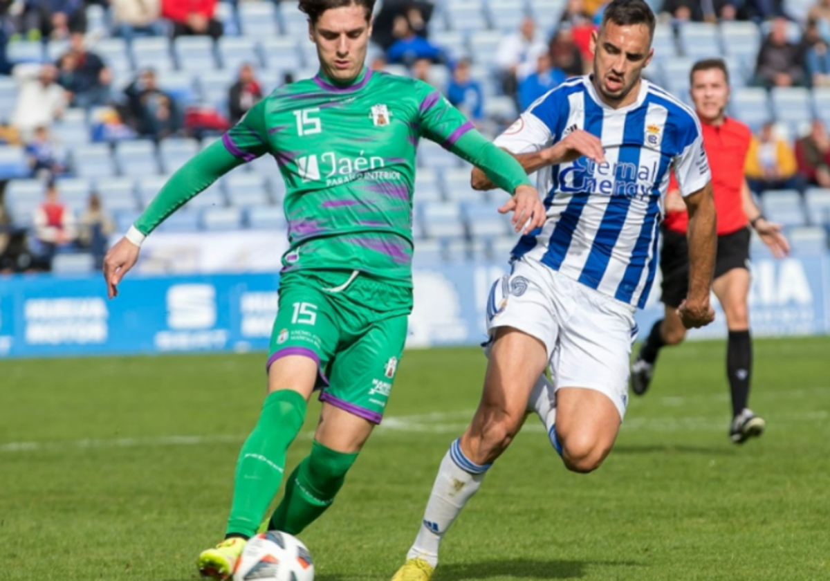 Pablo Caballero presionando a un rival en el Mancha Real-Recre de la ida