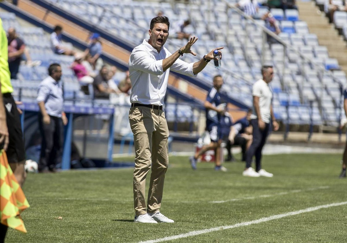 Victor Cea, técnico del UCAM Murcia, da indicaciones a sus jugadores durante el partido