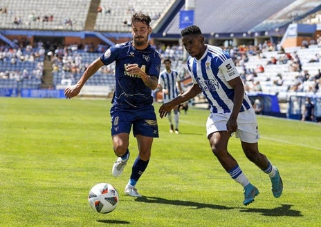 Imagen secundaria 1 - Diferentes momentos del partido que enfrentó al Decano y al UCAM Murcia. Arriba, los centrales albiazules marcan a los rivales en una jugada a balón parado. Abajo, Peter y Fran Ávila, respectivamente pugnan por el control del esférico con un adversario.