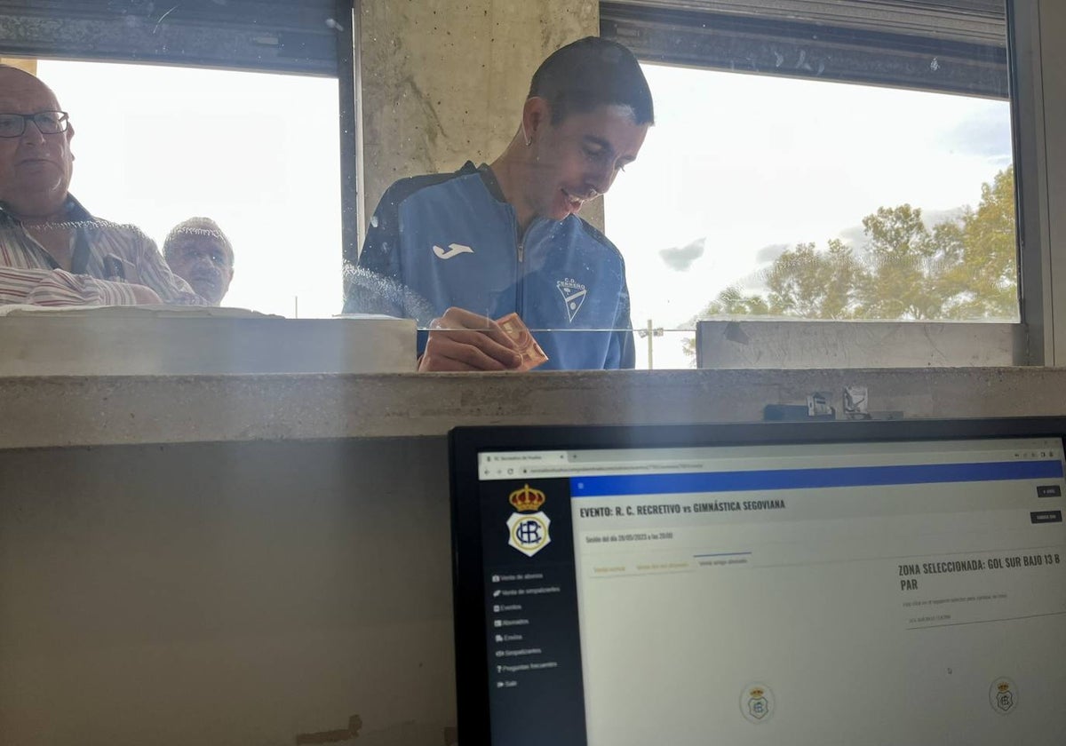 Aficionado albiazul en la taquilla del Nuevo Colombino