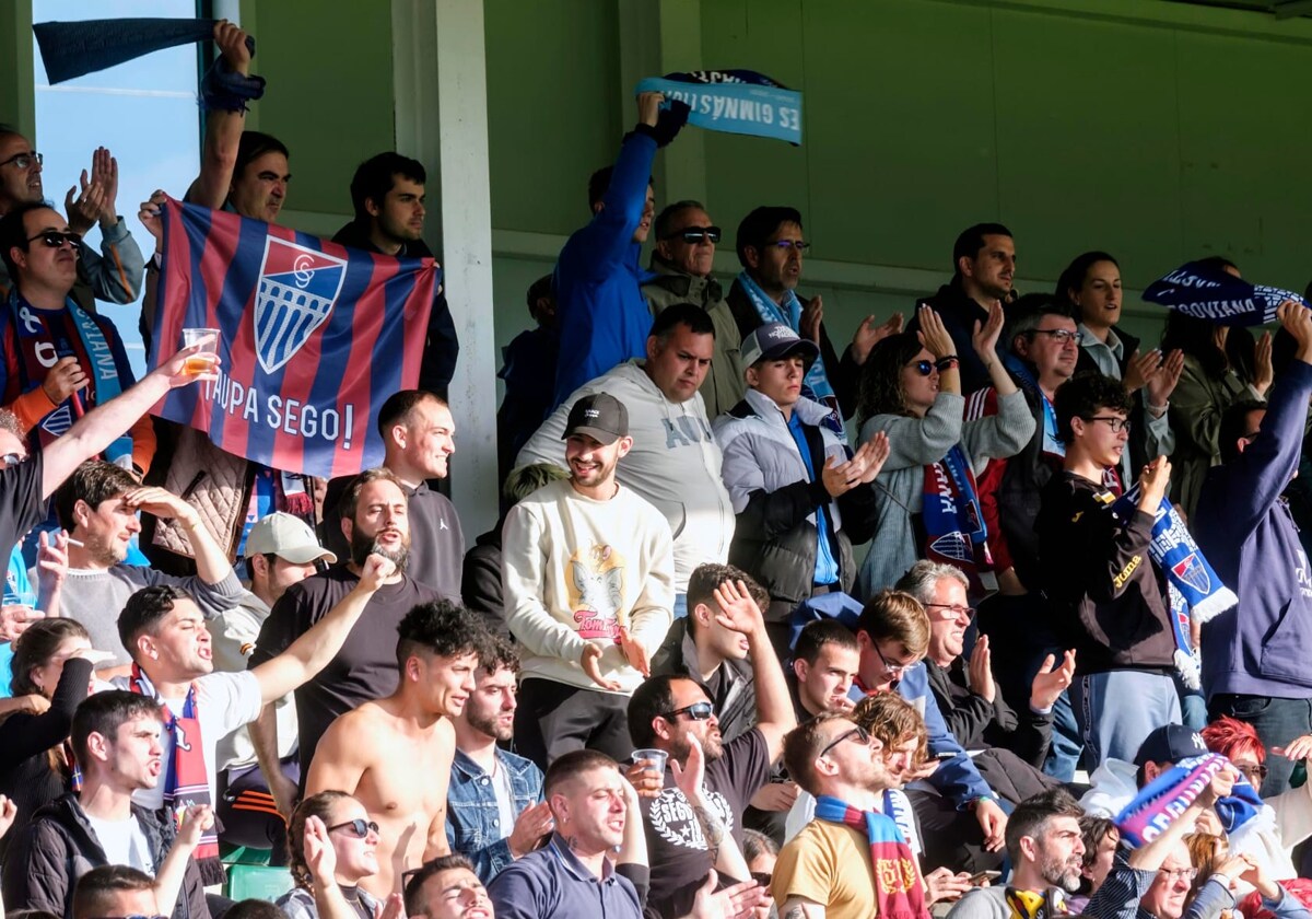 Aficionados del club castellano-leonés el domingo en las gradas de La Albuera