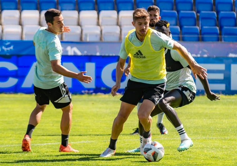 Mario Robles observado por Nacho Heras en un entrenamiento en el Colombino