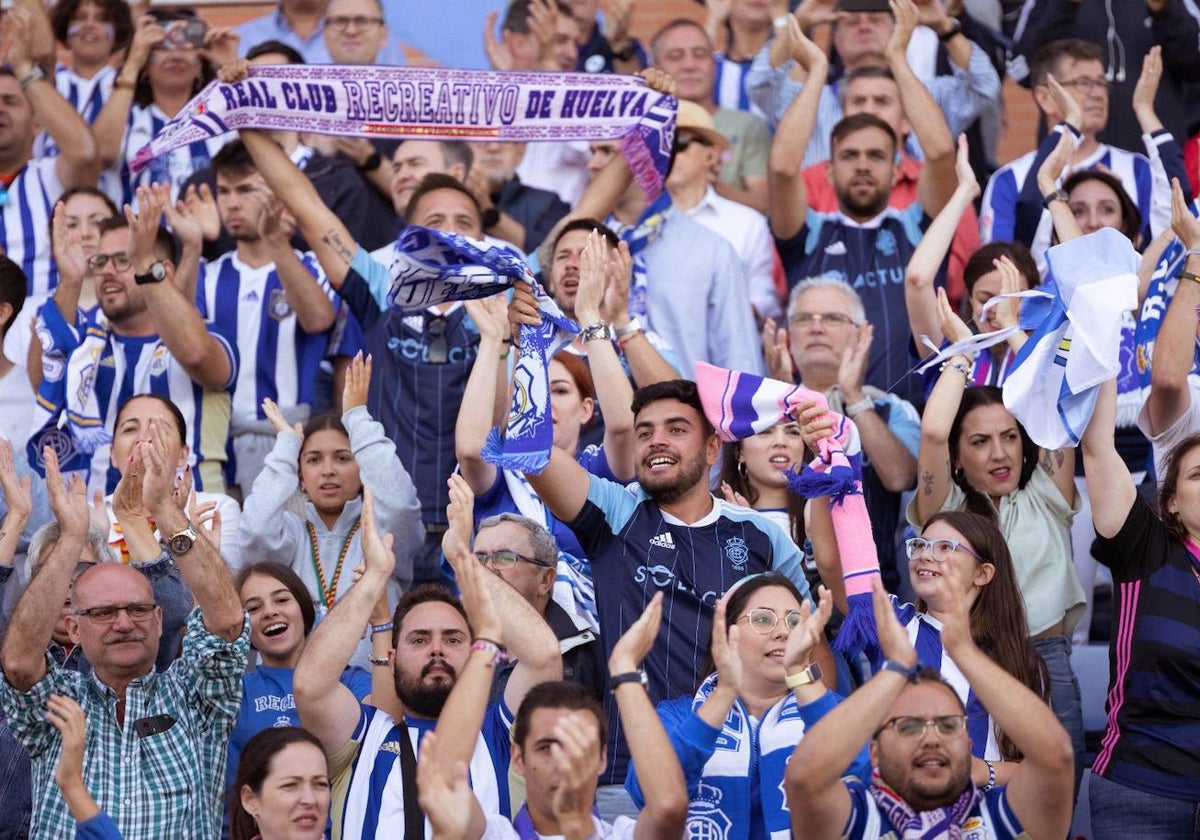 Aficionados del Decano, animando a su equipo