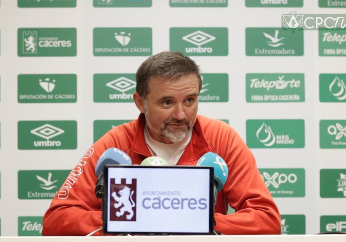 Julio Cobos, técnico del Cacereño