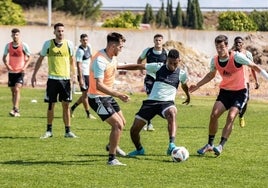 Abel Gómez se lleva a Josiel Núñez a Cáceres y juega al despiste con Pablo Caballero