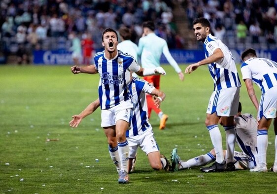 Nacho Heras celebrando el gol del Recre frente a la Gimnástica Segoviana
