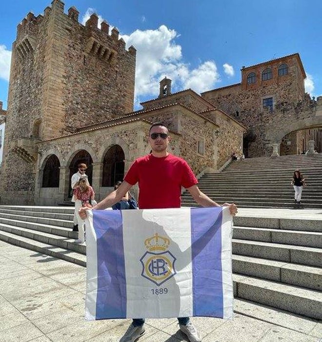 Un aficionado del Decano en La Plaza Mayor de la localidad extremeña