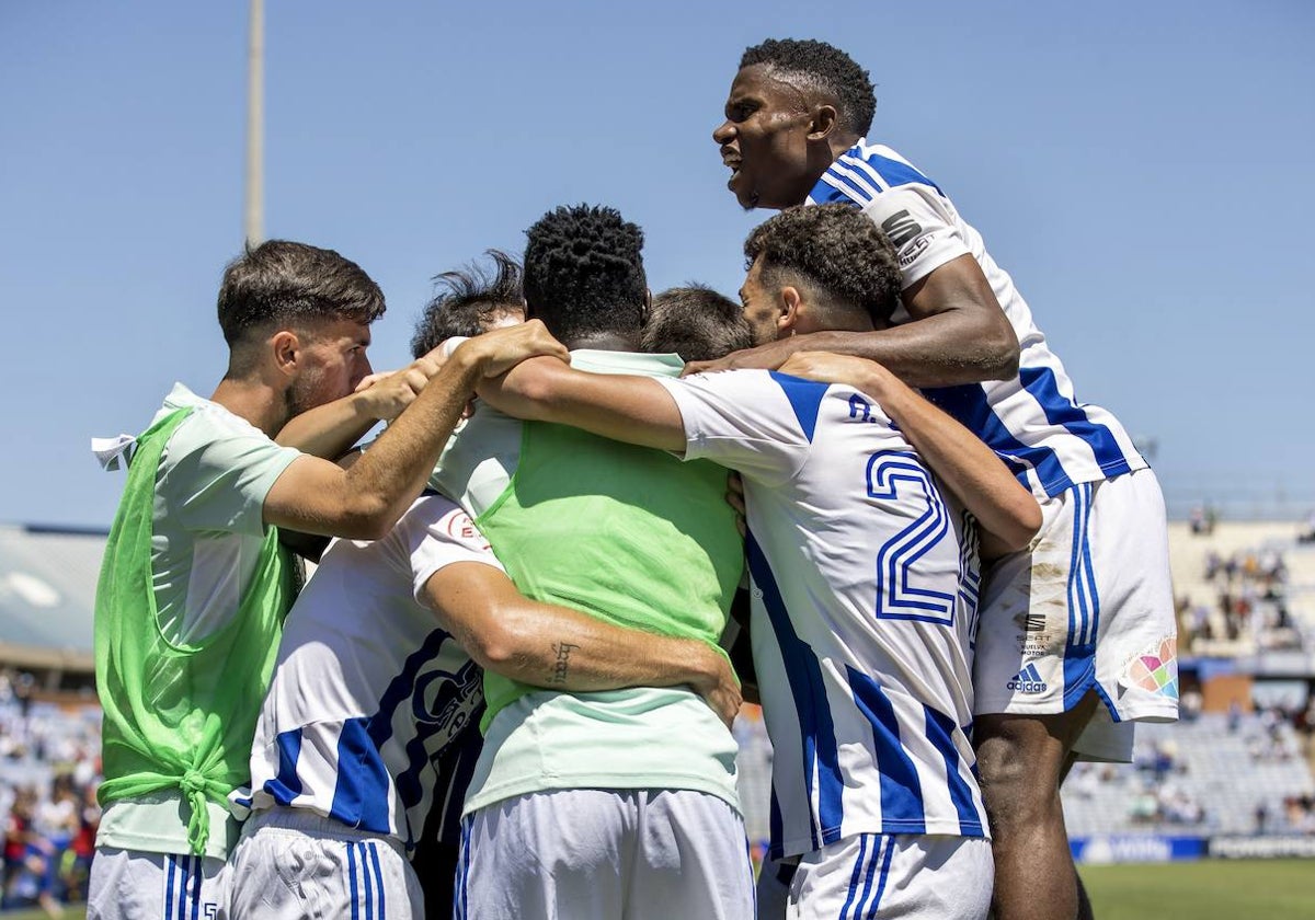 Los jugadores del Recre celebrando un tanto esta temporada en el Colombino