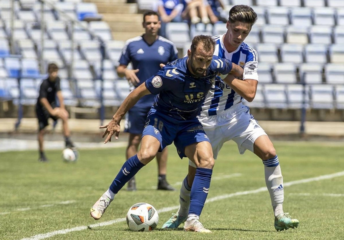 Alberto Trapero durante el Recre-UCAM Murcia en el Nuevo Colombino