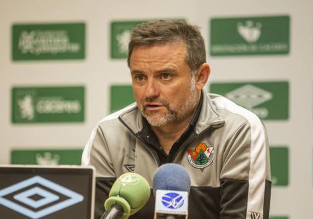 Julio Cobos, técnico del Cacereño, en una rueda de prensa