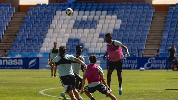 Jugadores del Decano, durante el entrenamiento del viernes
