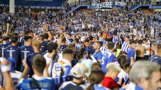 La afición se lanzó al césped a celebrar el ascenso junto a los futbolistas del Decano