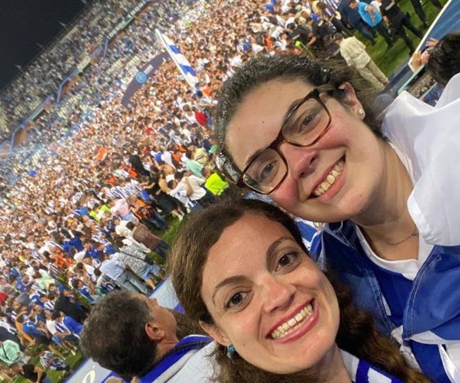 Nuria Rubio celebrando el ascenso en el césped tras el pitido final