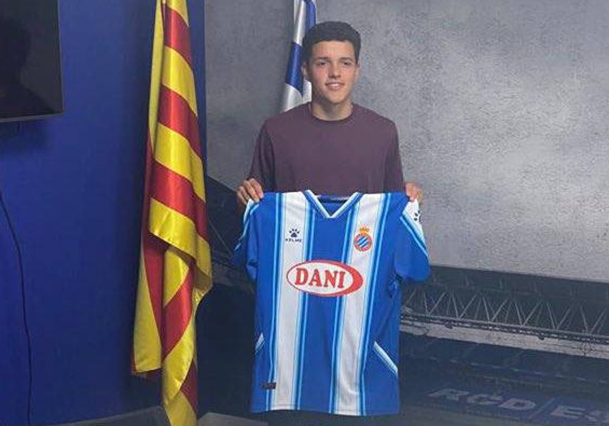 José Ángel posando feliz con la camiseta del Espanyol