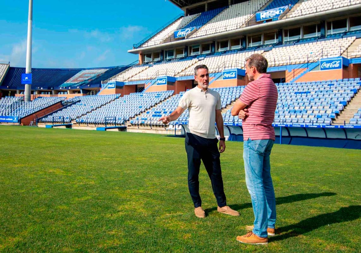 Técnico y director deportivo sobre el césped del Nuevo Colombino