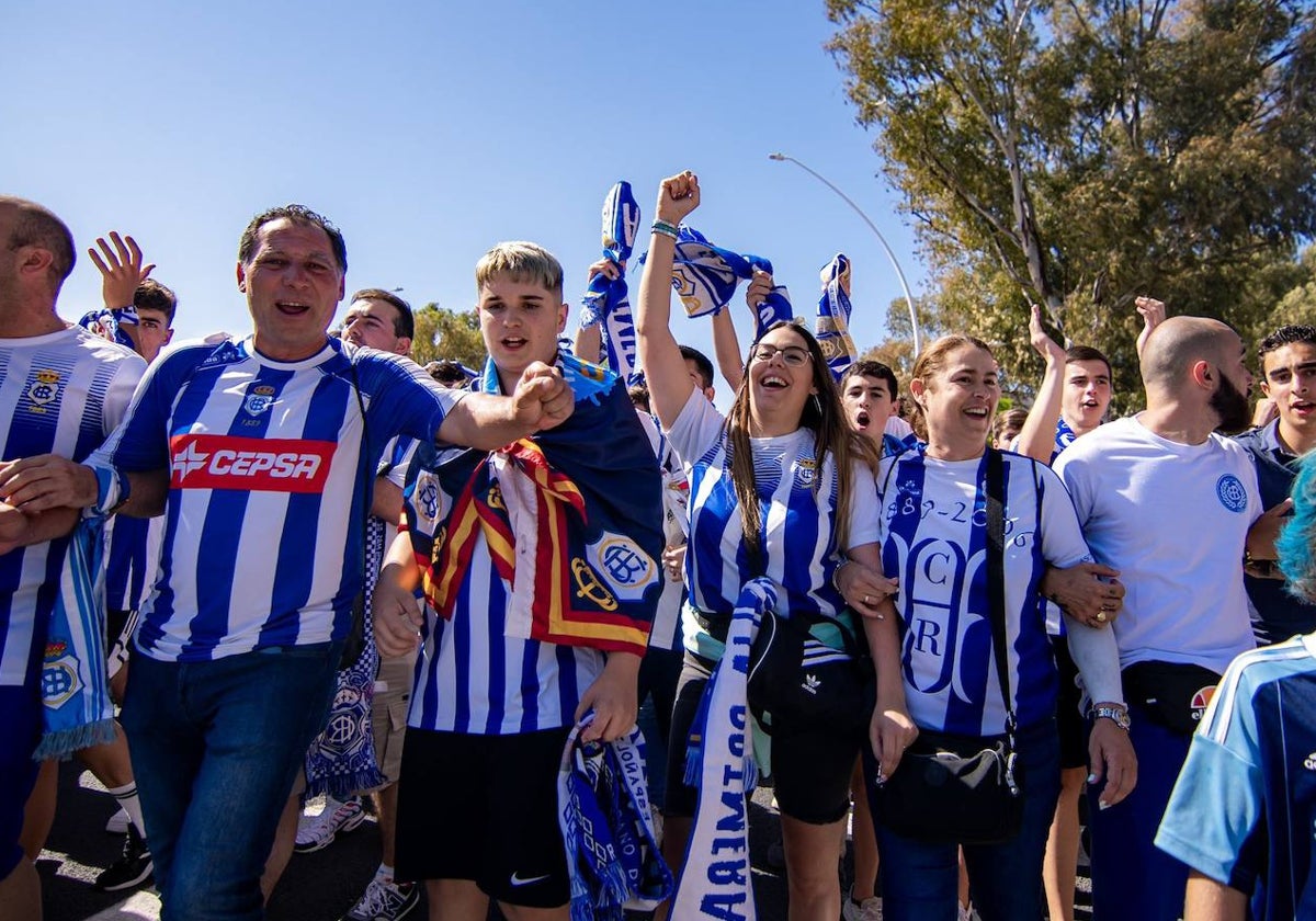 Aficionados del Decano antes del último partido ante el Cacereño
