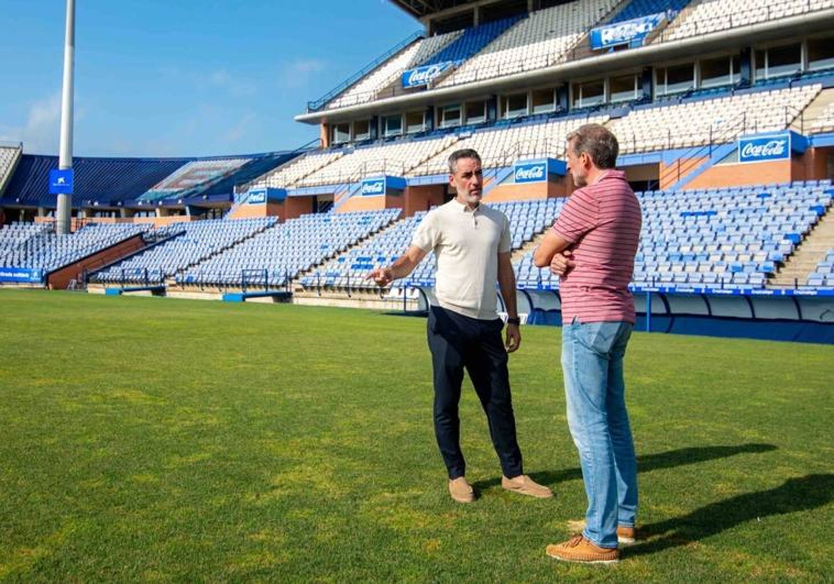 Abel Gómez junto a Óscar Arias en el césped del Nuevo Colombino