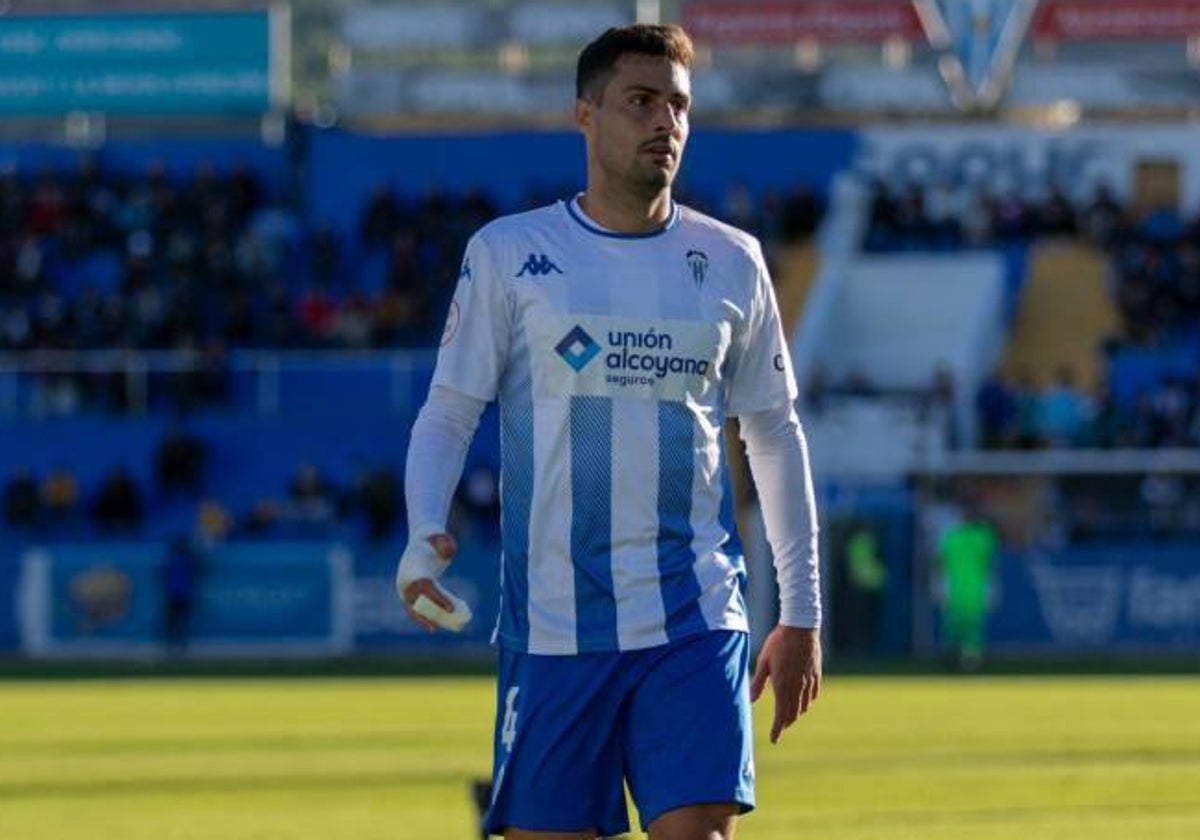 Álvaro Vega en un partido con el Alcoyano esta temporada