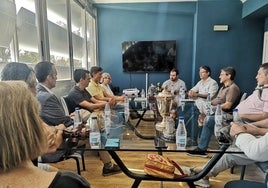Los peñistas del Recreativo conocen de primera mano el proyecto de Jesús Vázquez