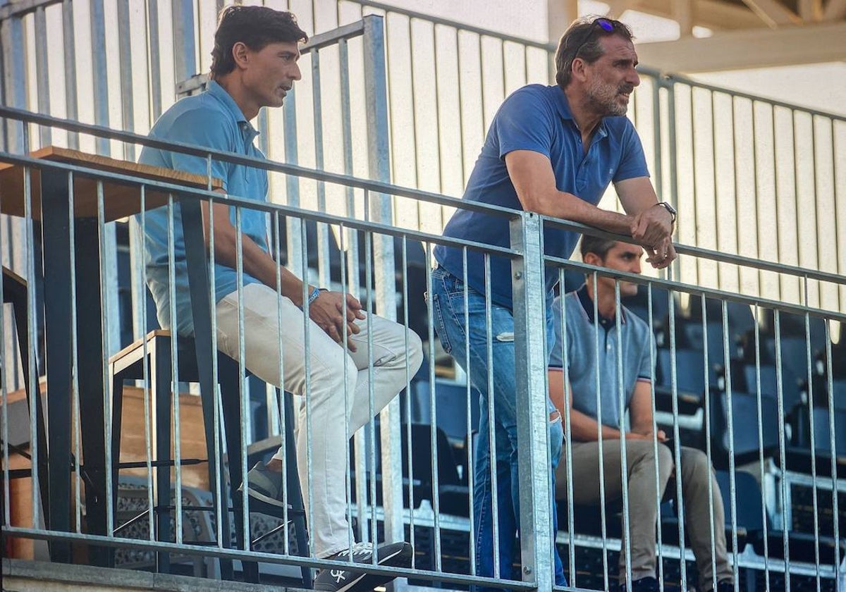 Jesús Vázquez, Óscar Arias y Juan Alfaro presenciando el entrenamiento en Lamiya