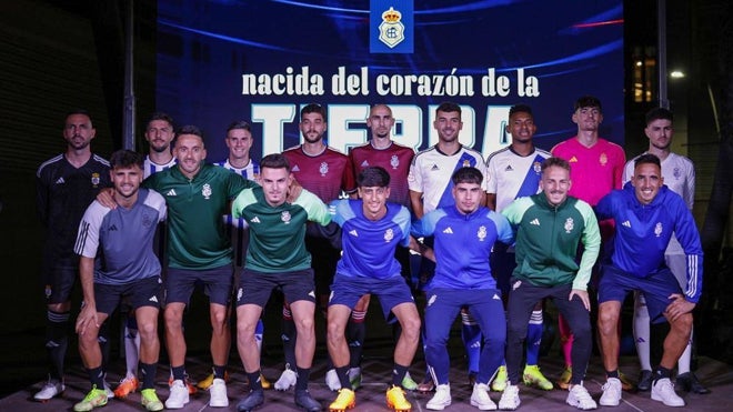 La foto de grupo de los jugadores con las nuevas equipaciones para esta temporada