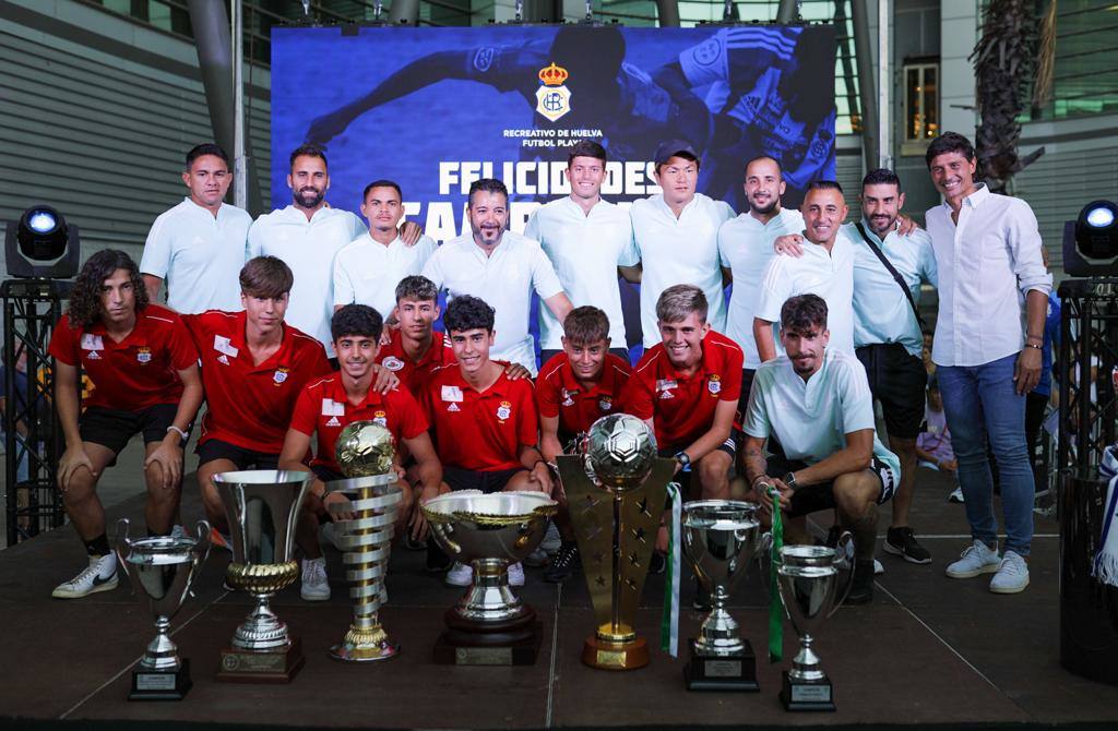 Todas las imágenes del acto de presentación de las equipaciones del Recreativo de Huelva