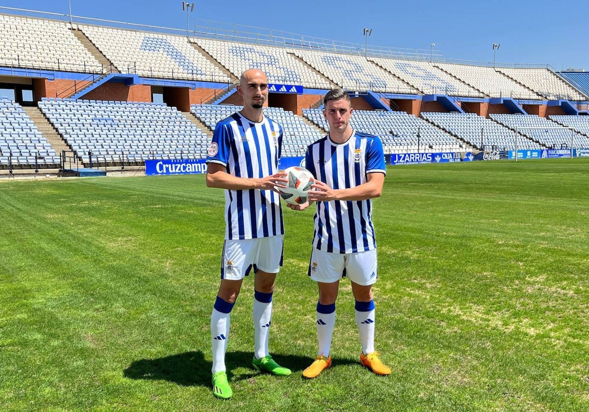 Gorka Iturraspe junto a David del Pozo en el césped del Nuevo Colombino