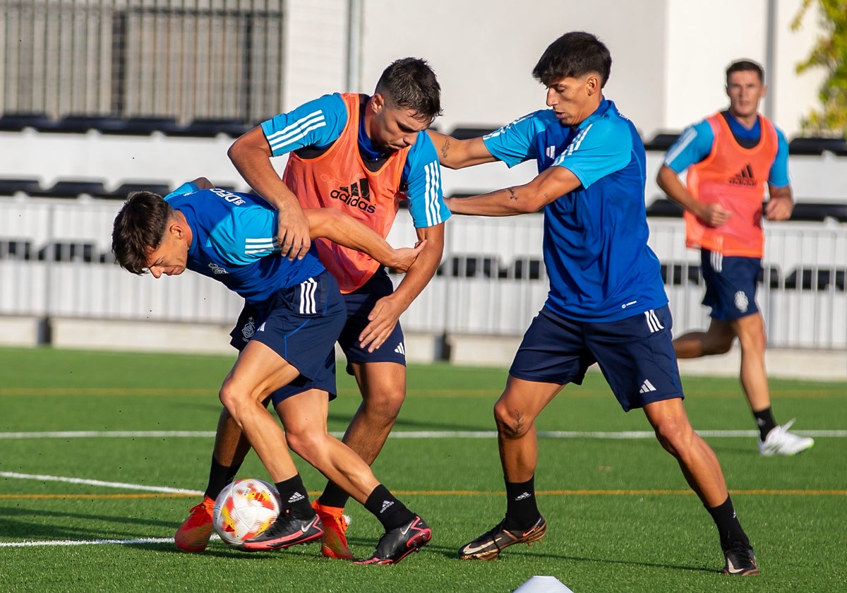 Paolo Romero, a la derecha, en un entrenamiento del primer equipo del Recreativo en Lamiya