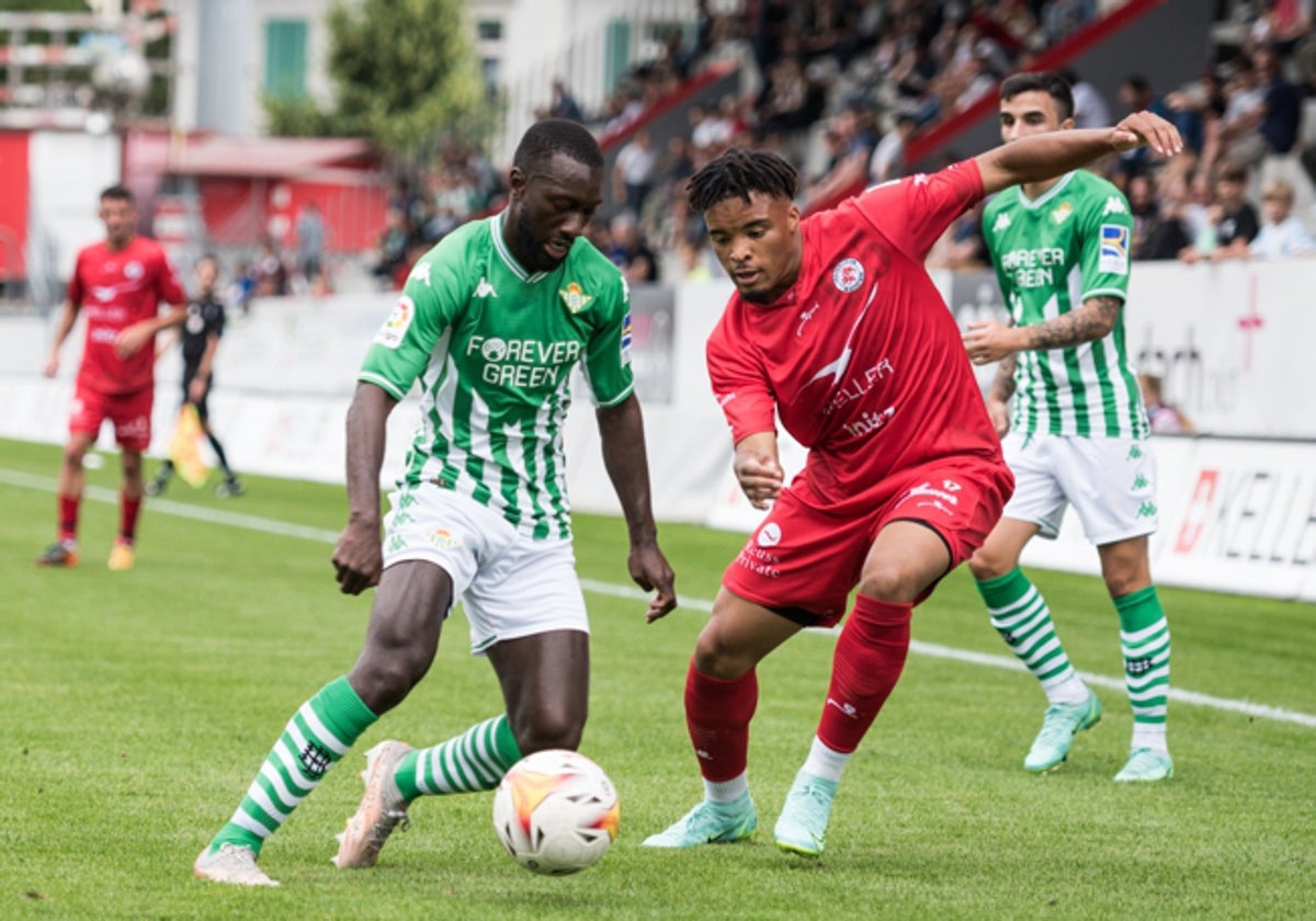 Sabaly controla el balón ante un rival en un amistoso disputado este verano por el Betis