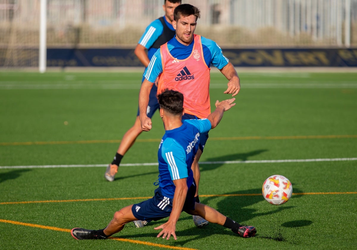 Antonio Salinas ante Juanjo Mateo en un entrenamiento de la pasada semana en Lamiya